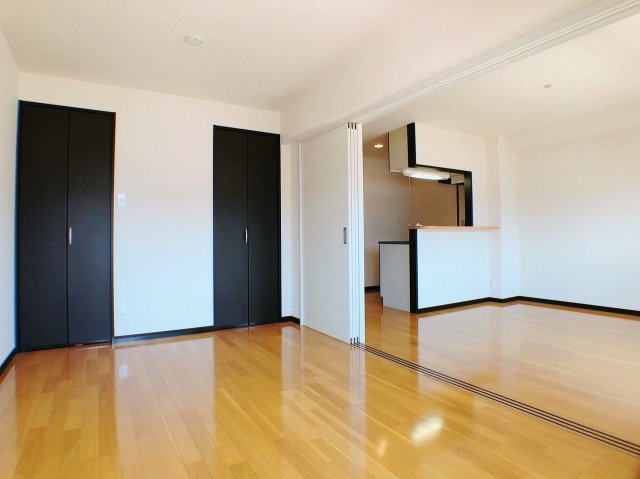 居室・リビング　リビングに隣接した洋室6帖