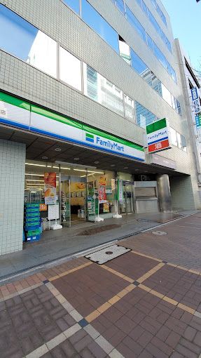 コンビニ　ファミリーマート 田町東口店（コンビニ）まで71m