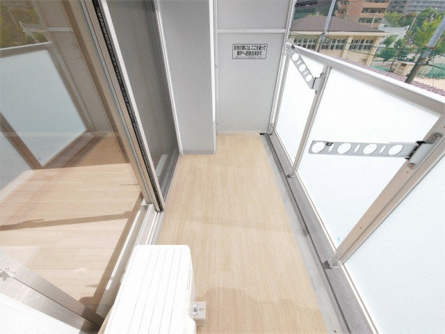 バルコニー　暖かな日差しのふりそそぐバルコニー