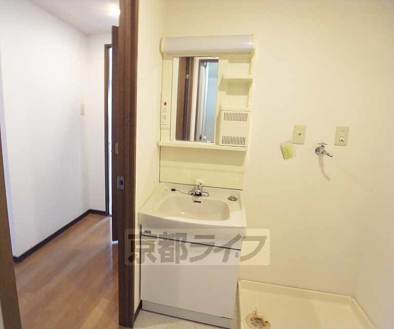 洗面設備　キレイな洗面台です