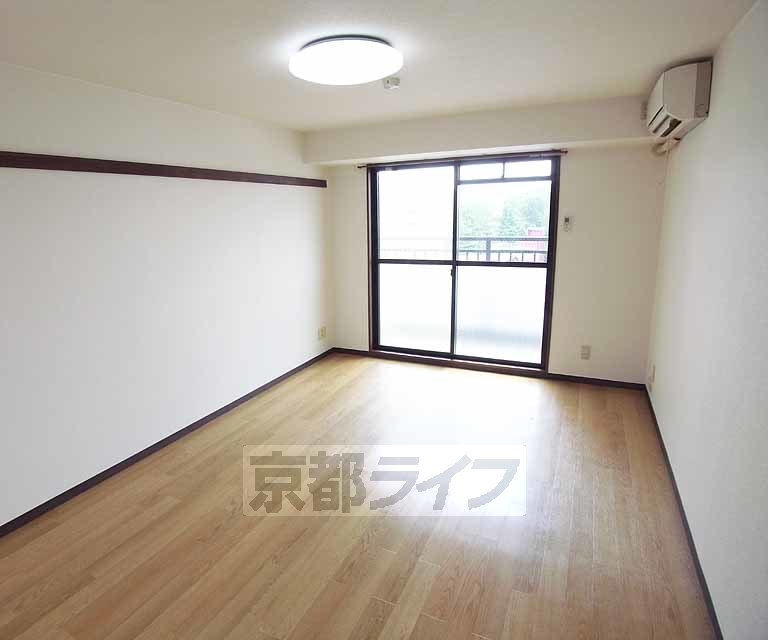 居室・リビング　広くて明るいお部屋です