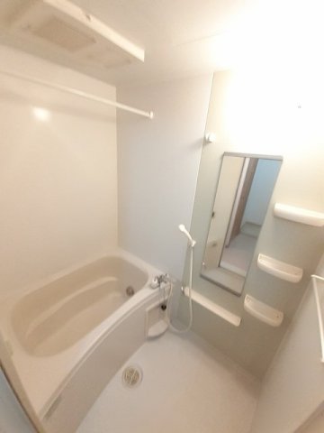 バス・シャワールーム　コンパクトで使いやすいお風呂です