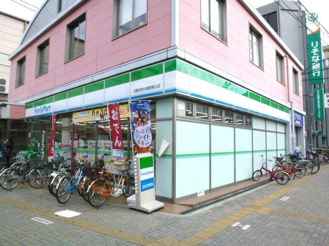 コンビニ　ファミリーマート小阪駅前店（コンビニ）まで205m