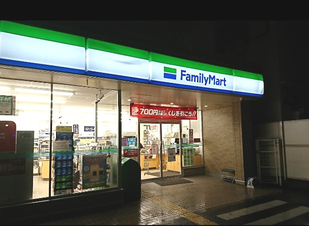 コンビニ　ファミリーマート 豊中城山町店（コンビニ）まで300m
