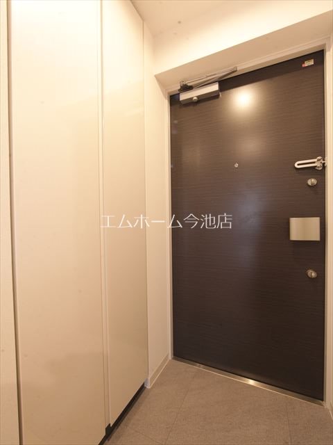 玄関　玄関　シューズボックス付（収納充実してます）