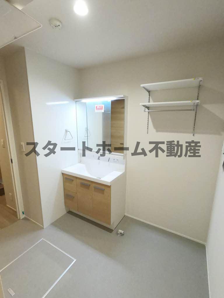 洗面設備　明るい洗面所です