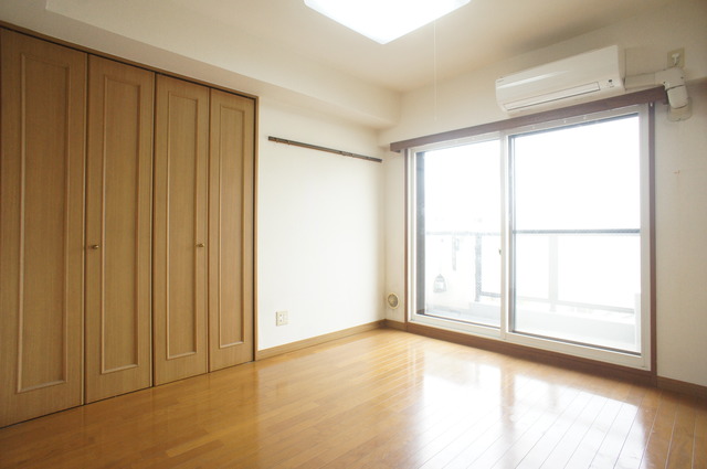 居室・リビング　南向きで明るいお部屋！暖かな日差しが入ります♪