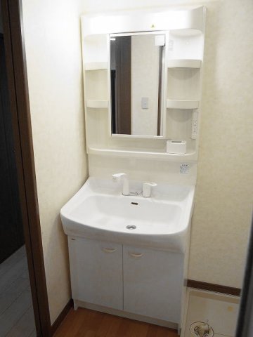 洗面設備　明るい洗面所です