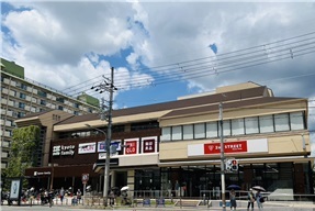ショッピングセンター　京都ファミリー（ショッピングセンター）まで700m