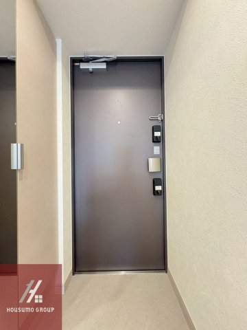 玄関　写真は同モデルの参考画像です。