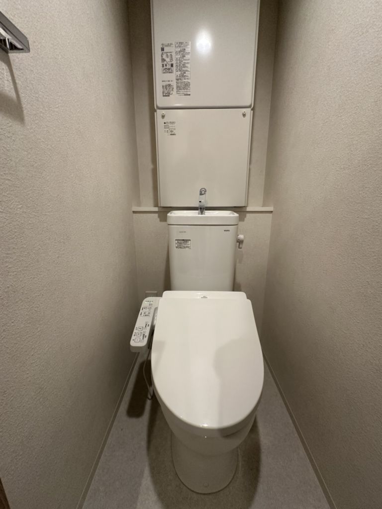 トイレ　落ち着いた色調のトイレです