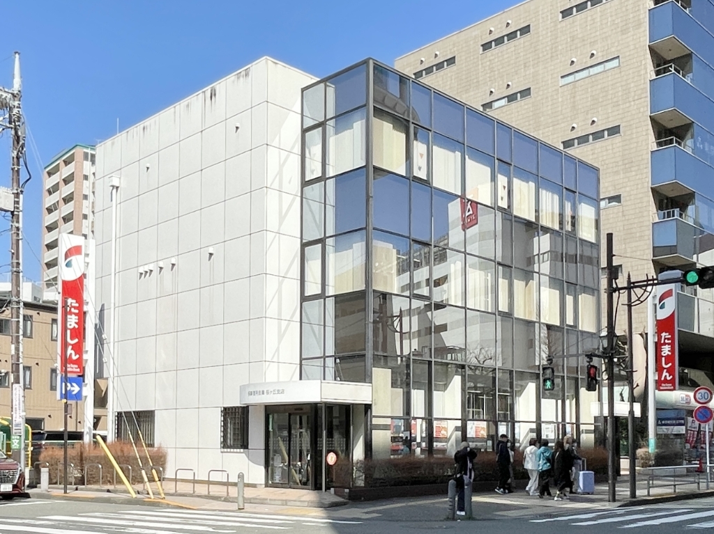 銀行　多摩信用金庫 桜ケ丘支店（銀行）まで404m