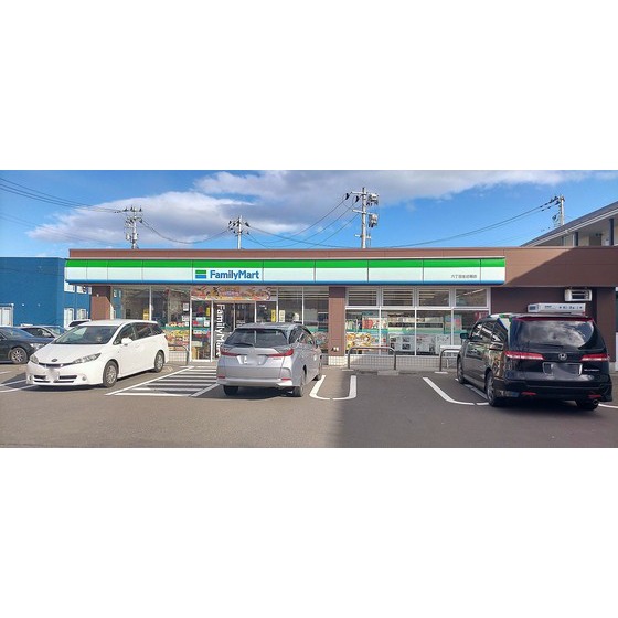 コンビニ　ファミリーマート六丁目左近堀店（コンビニ）まで191m
