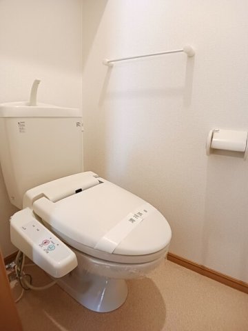 トイレ　落ち着いた色調のトイレです