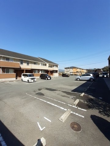 駐車場　駐車場があるので、車を買う予定の方も安心です