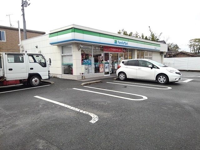 コンビニ　ファミリーマート（コンビニ）まで770m