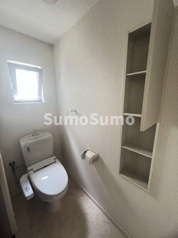 トイレ　落ち着いた色調のトイレです