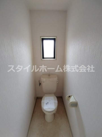トイレ　落ち着いた色調のトイレです