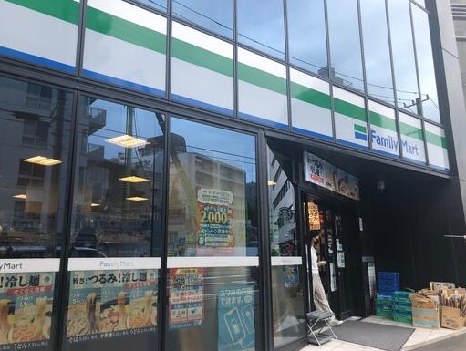 コンビニ　ファミリーマート北参道駅前店（コンビニ）まで231m