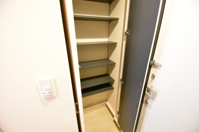 玄関　別部屋の写真を参照。