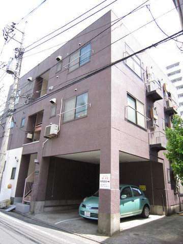 建物外観　周辺はスーパーやコンビニがあり、お買い物便利！