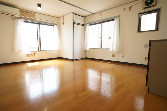 居室・リビング　２面採光なので、明るく風通しのよい過ごしやすいお部屋です♪
