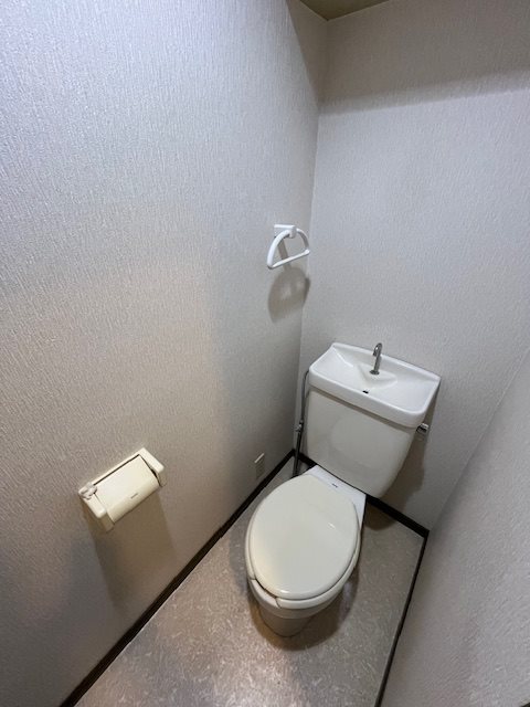 トイレ　クリーニング前の写真です。