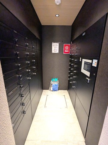 ロビー　タッチキーの宅配BOXと暗証番号付きのメールBOXです