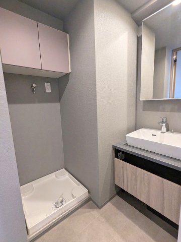 洗面設備　トイレと独立した洗面脱衣室、洗面台下にはヘルスメーターストッ