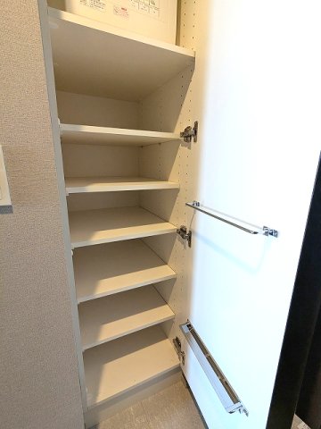 玄関　収納豊富なトールタイプのシューズBOX、扉に傘フック付きです