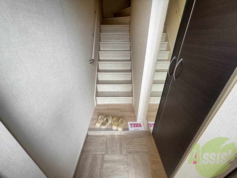 玄関　玄関からの様子です。すぐ部屋が見えないのは安心ですね。