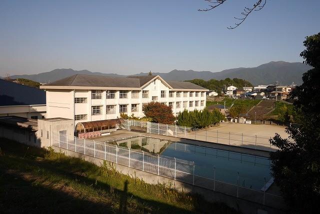 小学校　直方西小学校（小学校）まで290m