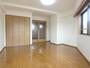 居室・リビング　11帖の広々としたフローリングのお部屋です
