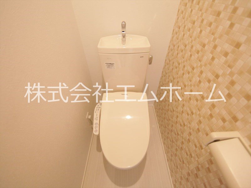 トイレ　温水洗浄暖房便座付トイレ　同型写真