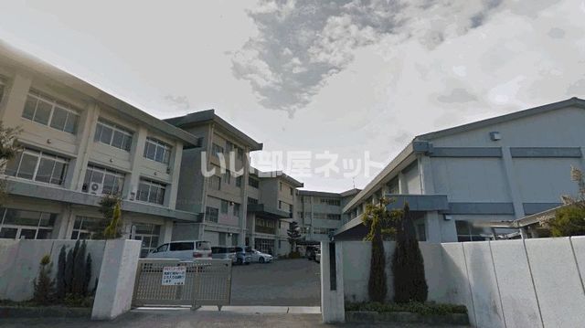 中学校　鈴鹿市立鼓ケ浦中学校（中学校）まで689m