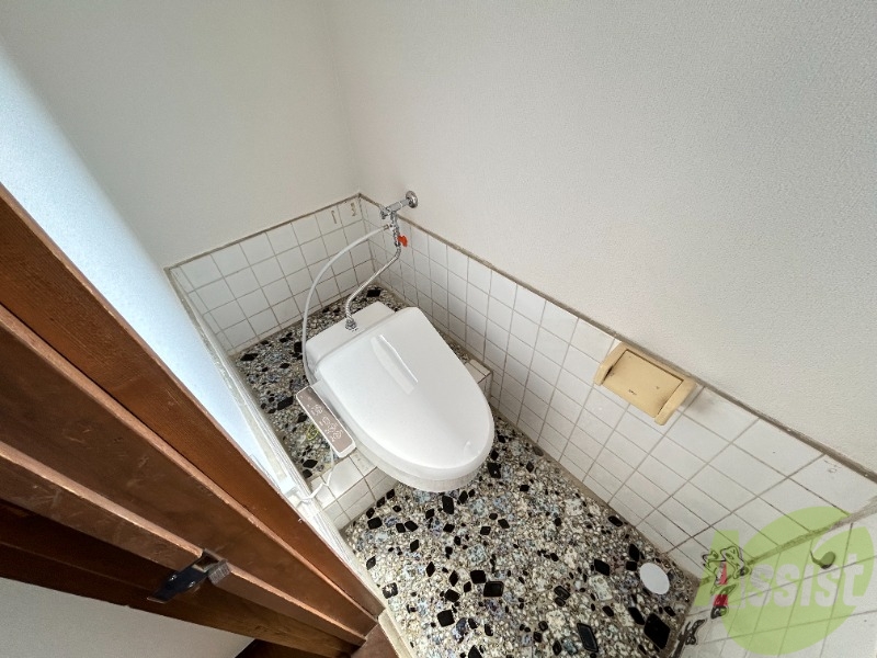 トイレ　温水洗浄便座付のトイレになります。快適に住めそうです。