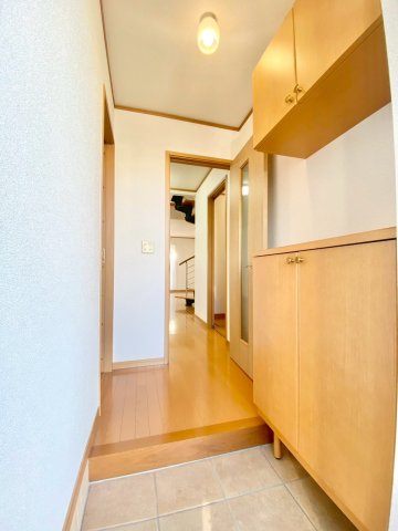 玄関　収納もある玄関です