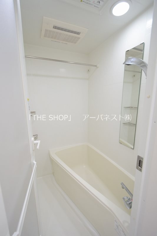 バス・シャワールーム　ゆったり足が伸ばせるタイプのバスタブ☆