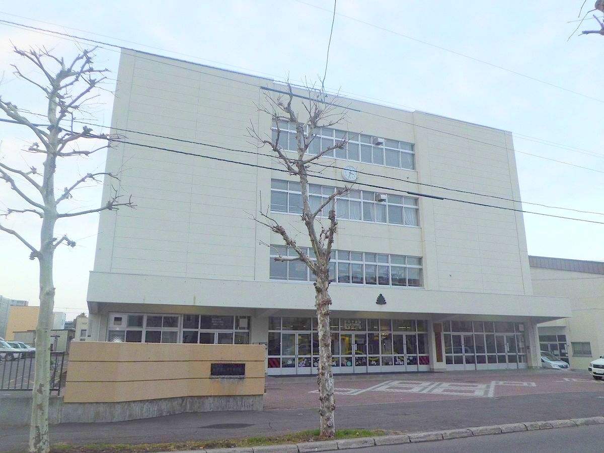 中学校　札幌市立日章中学校（中学校）まで346m