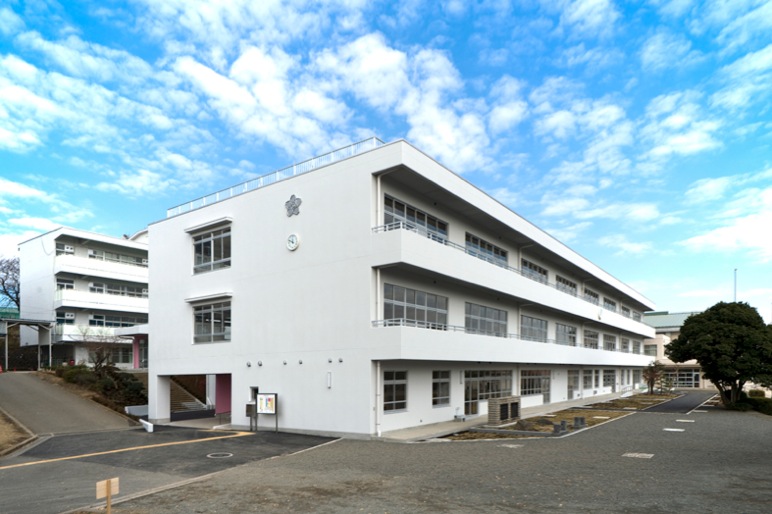 小学校　伊勢原市立桜台小学校（小学校）まで812m