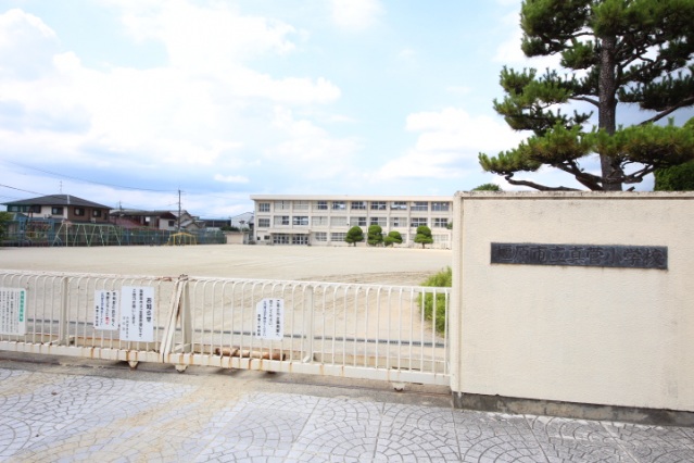 小学校　真菅小学校（小学校）まで984m