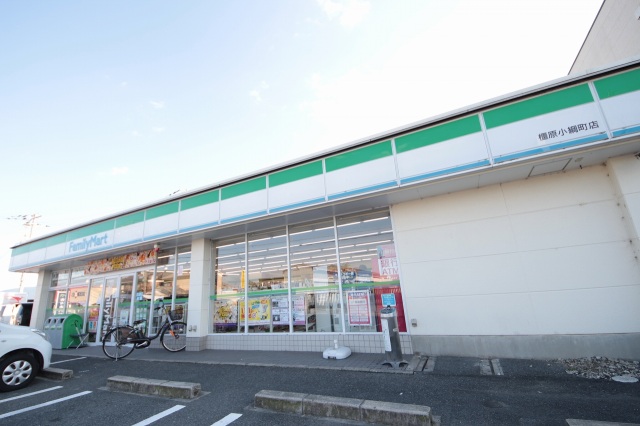 コンビニ　ファミリーマート橿原小綱町店（コンビニ）まで568m