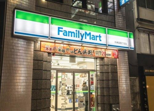 コンビニ　ファミリーマート外神田四丁目店（コンビニ）まで90m