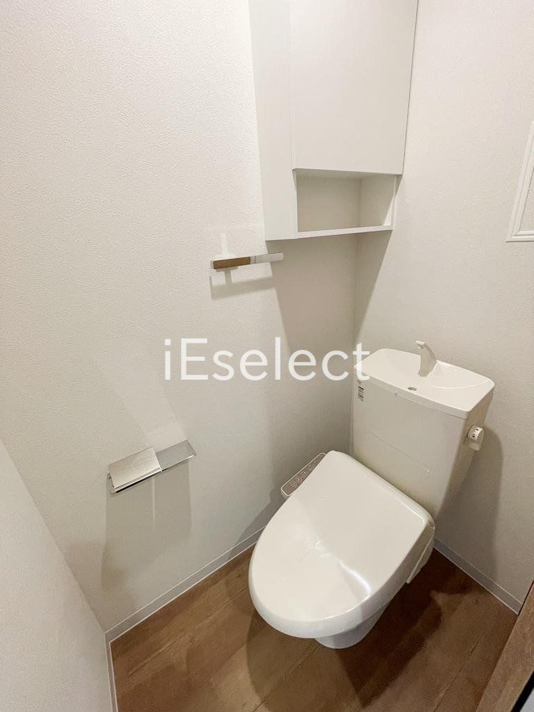 トイレ　温水洗浄便座付きのトイレです?