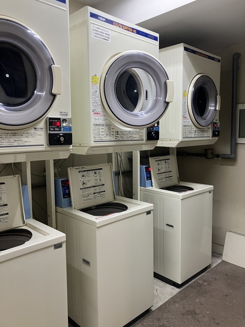 その他　建物１階にコインランドリー有り