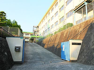 小学校　北九州市立上津役小学校（小学校）まで489m