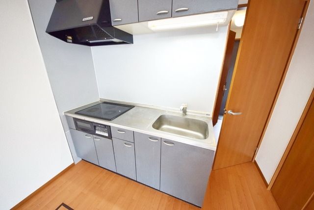 キッチン　★3口のシステムキッチンで料理も楽しめます★