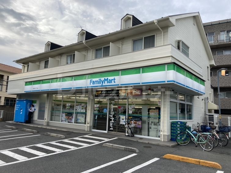 コンビニ　ファミリーマート浦安堀江三丁目店（コンビニ）まで40m