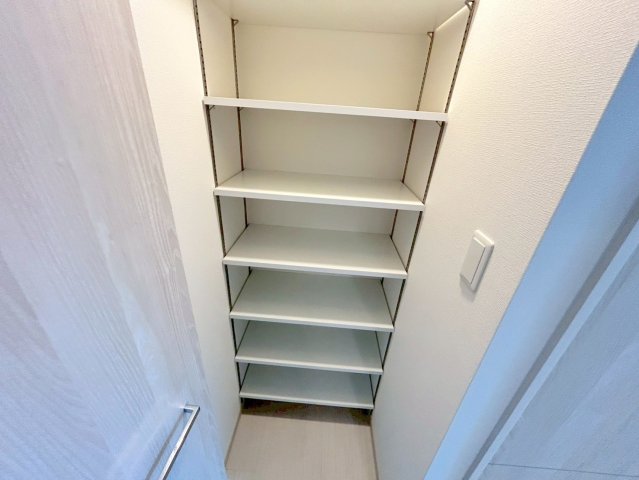 収納　大きいシューズボックスは靴がいっぱい入れれますね。