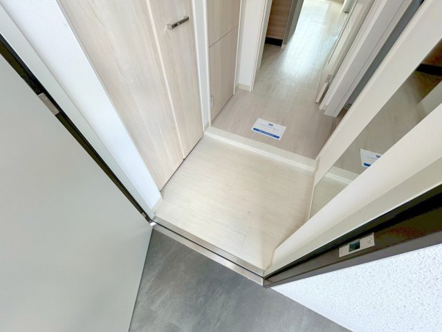 玄関　玄関に入るとお部屋まで一直線、明るい光が差し込みます。